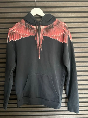 Marcelo burlon hoodie (äkta)  - Säljer nu min burlon hoodie i röd färg. Dock har jag tappat bort boxen jag fick när jag köpte tröjan men är garanterad att den är äkta. Tröjan är i riktigt bra skick inga defekter har av er vid intresse! 