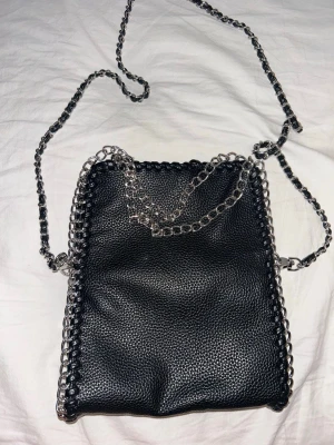Svart Gina väska - Jag säljer en svart Gina väska, jag har använt den några få gånger men inget som syns! Priset kan diskuteras
