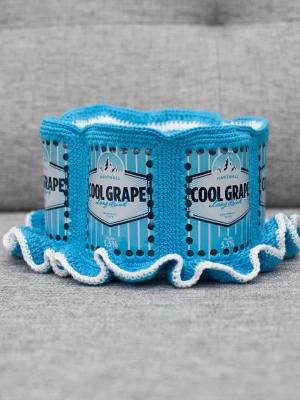 Virkad ölhatt Hartwall Original Longdrink - Unik virkad ölhatt med Hartwall Original Longdrink.  Virkad i 100% bomull. Passar upp till 58cm.  Vissa burkar kan ha mindre repor eller bucklor, vilket tyvärr kan uppstå under tillverkningen av hattarna. Insidan av burkarna slipas efter hålen tagits för att undvika vassa kanter. Därför kan det ibland finnas lite slipmärken, men det är inget som stör eftersom det är på insidan av hattarna.  Färger kan variera något beroende på skärminställningar.