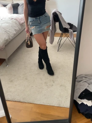 Höga Boots utan klack - Svarta höga boots utan klack, perfekta om man inte vill eller kan gå i klack, sköna att gå i mjuka på insidan, använda två gånger