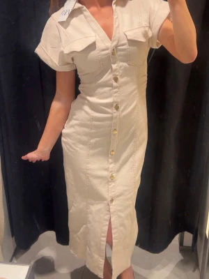 Zara klänning  - Beige zara klänning i strl S, helt oanvänd, endast prövad i omklädningsrummet