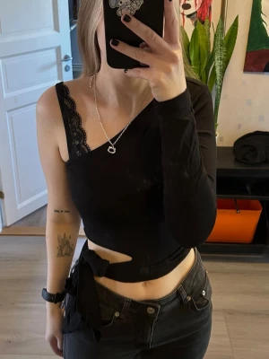 Svart festtopp  - Superfin topp med en arm & öppen sida med knytning 🖤 endast använd 2 gånger så i fint skick! Mjukt och skönt material