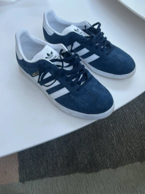 Adidas Gazelle blå  - Säljer ett par gazelle, använda ish 4 gånger. Är i väldigt bra skick. Ny pris ca 1300. Hör av dig vid fler funderingar!