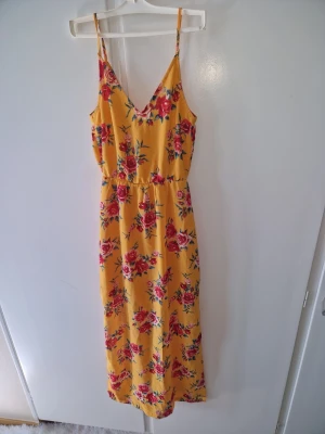 Långklänning HM divided  - Superfin långklänning, smala axelband och v-ringning, perfekt för varma dagar. Lätt och luftig modell som ger en somrig vibe.slits på båda sidorna , underkjol 🌺🌞