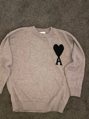 Ami Paris tröja - 🛑KOM MED PRISFÖRSLAG 🛑Färg: Grå, storlek M, skickar inom 24 timmar 🚚