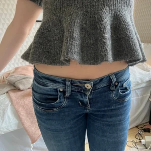 Ltb jeans - Säljer ett par blå tighta jeans med låg midja och klassiska fem fickor. Jeansen har en snygg tvätt och smala ben som sitter tajt hela vägen ner. Perfekta för en avslappnad och trendig look. Längd: 84 Midja: 37 storlek: w25 L34