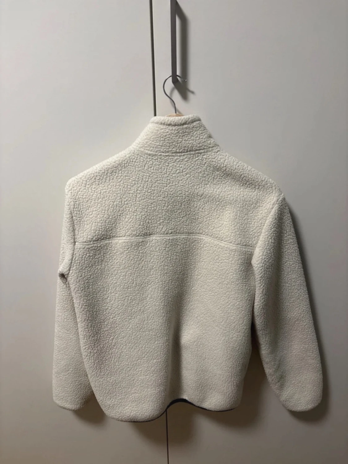 vit/beige fleecekofta med svarta drag - 2