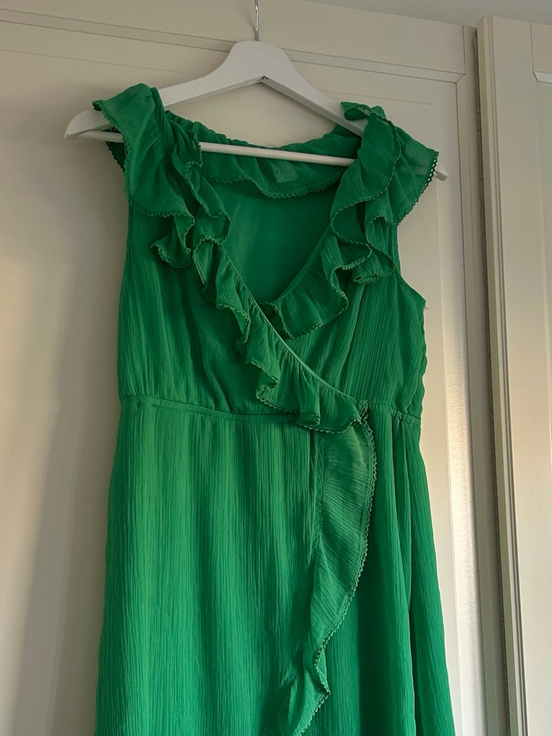 Grön omlottklänning med volang - 1