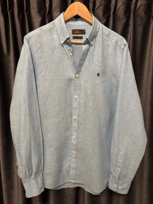 Morris linneskjorta - Morris skjorta - skick 9/10 - storlek M - Materialet är linne, vilket gör den väldigt skön och perfekt för sommaren - sjukt härlig färg - hör av er vid frågor🙌