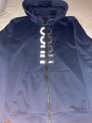 Hugo Hoodie - Hugo hoodie. Använd 4-5 gånger (som ny) storlek XL. Pris kan diskuteras vid snabb affär.