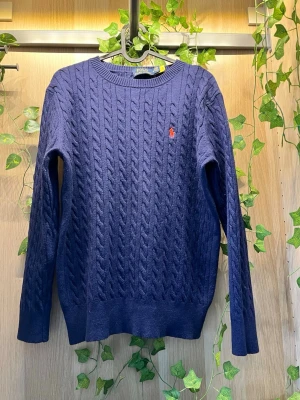 Polo Ralph lauren - Polo Ralph lauren tröja i mycket bra och fint skick😊. Det enda som är nackdelen är att lappen i nacken endast sitter fast med en sida, inget man tänker på 😊✅. Pris går att diskuteras vid intresse.