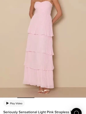 Rosa balklänning Lulus - Helt oanvänd med prislapp kvar!! Säljer min sjuuuukt snygga balklänning från Lulus💕skriv om ni har frågor, nypris ‼️1300‼️