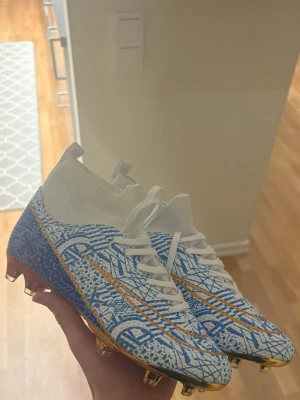 Fotbollsskor - Helt oanvända fotbollsskor i storlek 37