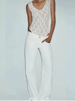 Vita lågmidjade jeans Zara  - (Super fina populära jeans från Zara! Helt nya med prislappen kvar. Helt slutsålda på hemsidan. Hör gärna av er om ni har några funderingar☺️💞Jag är 158 i referens, därför dom lite långa )