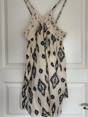 kortklänning - Super fin kort klänning från Zara! Som ny, säljer då jag ej får användning för den🩷modell som inte säljs längre 