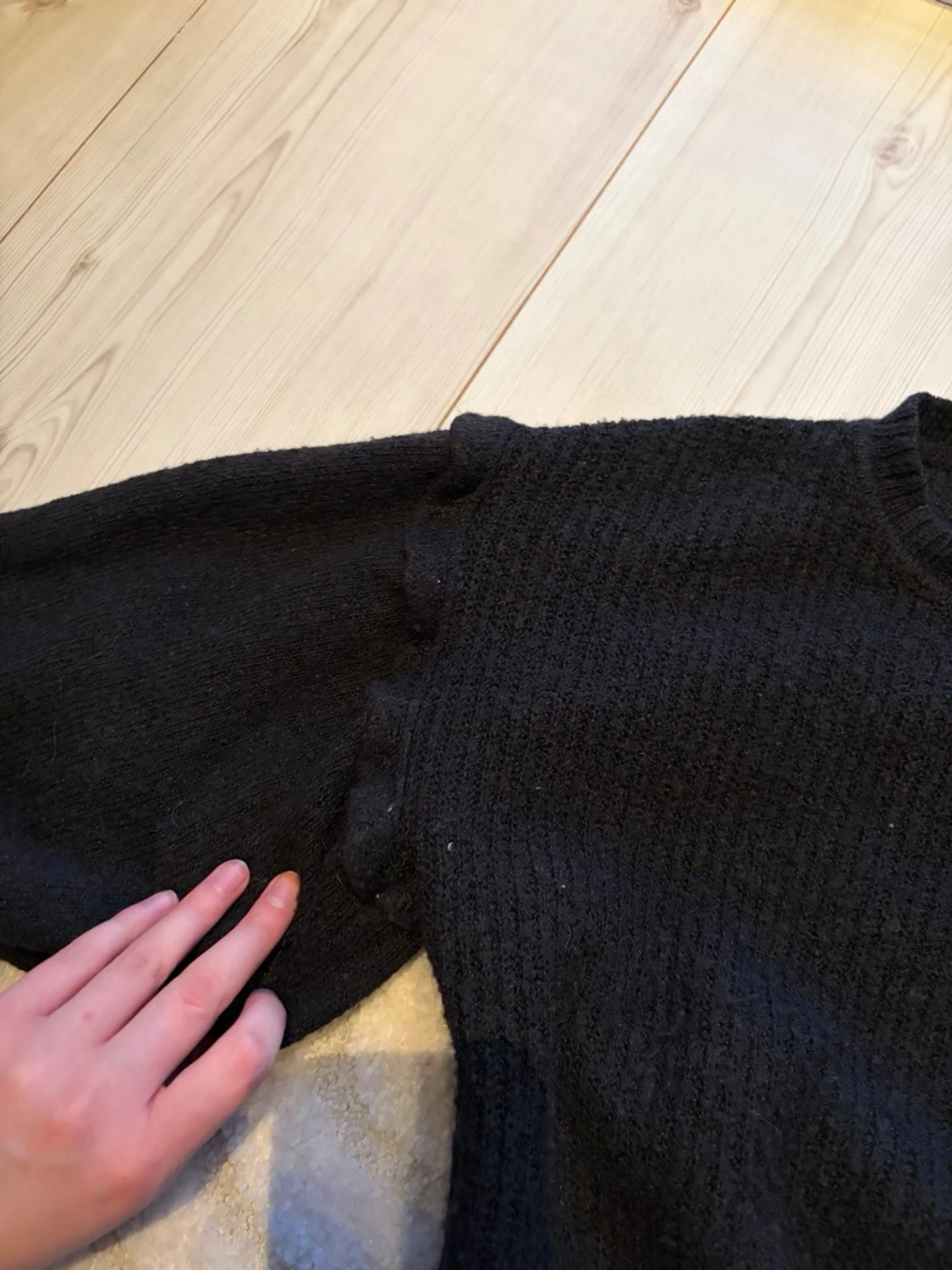 Svart stickad tröja med volanger  - 1