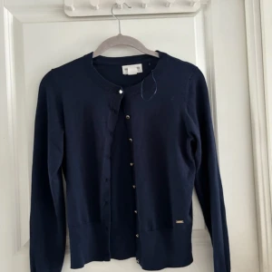 Kofta med guld knappar - Jätte söt kofta från holly & whyte by lindex 💗Skriv för fler bilder och tveka inte att kontakta mig om du har frågor eller prisförslag📬💕