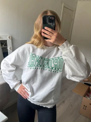 Vit crewneck med tryck  - Älskar denna så har använts en del men tycker det märks på insidan bara med tanke på att den blivit nopprig där. Den är i övrigt i bra skick.