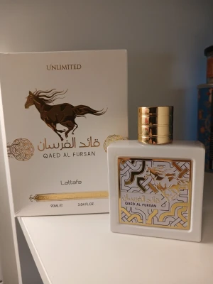 Qaed Al Fursan Unlimited parfym🌼🌻💕 -  Använd med väldigt få sprut💛✨️ Härlig doft som är vaniljig,tropisk, söt och krämig. Doftnoter ananas och citrus 🍍🍋