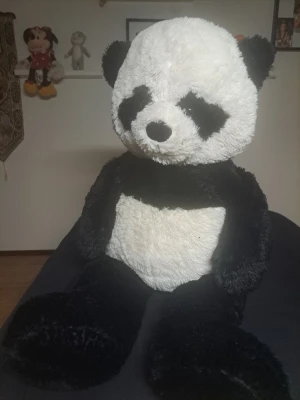 Stor panda nalle från Teddykompaniet - Mysig och stor panda nalle från Teddykompaniet. Den är svart och vit med mjuk päls och klassiskt pandautseende. Perfekt som gosedjur eller dekoration i rummet. Tillverkad i mjukt plyschmaterial.