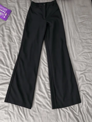 Kostymbyxor  - Jättefint kostymbyxor från Monki. Säljs då den är för stor för mig. Pris kan diskuteras.