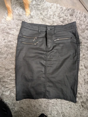 Svart kjol - Storlek M . Bra skick 