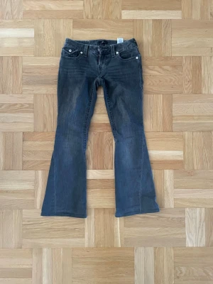 True religion jeans - Säljer dessa jätte fina true religion jeans, dem är i modellen joy och jag säljer dem för att de aldrig kommer till användning. Skriv jätte gärna ifall ni har frågor!!