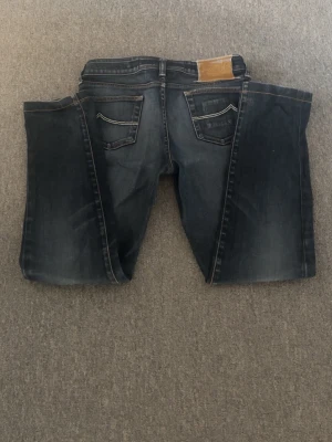 Mörkblå jeans med kontrastsömmar - Säljer ett par mörkblå jeans från Jacob Cohen. Jeansen har bra skick inga större defekter