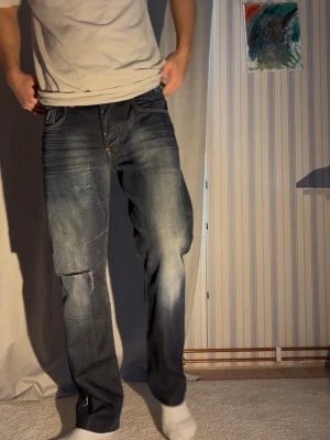 G-stat Raw 33 - Säljer nu dessa galet feta jeansen från G-star Raw. Storleken står inte men skulle uppskatta de till 33/33 ungefär  Modellen är 188cm och väger 78kg  Total längd: 104 Benöppning: 21 Midja: 43  Priset kan som alltid diskuteras, hör av er vid minsta fundering! Mvh Charlie