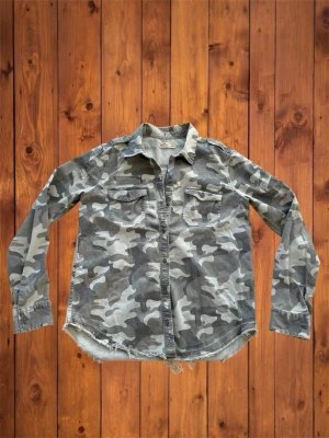 Vintage Hollister Overshirt (sällsynt) - Säljer nu denna vintage sällsynta och asfeta overshirten från Hollister. Den är sjukt fet och har riktigt snygga slitningar vilket ger en unik look, en perfekt overshirt till våren nu när det börjar bli varmare. Den är i otroligt bra skick och storlek är S och se måtten nedan B=66cm A=52cm