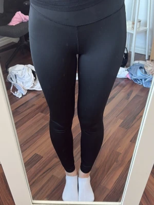 Svarta leggings från stadium  - Säljer ett par svarta leggings från stadium med hög midja och tight passform. Materialet är stretchigt och följsamt, perfekt för träning eller chill. Diskret logga bak på linningen. Snygga och bekväma att bära till det mesta. (Pris går att diskutera) 