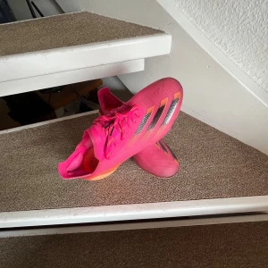 Adidas fotbollsskor - Skitsnygga fotbollsskor som är använda fåtal gånger🩷pris kan diskuteras!!