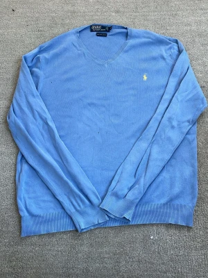 Ralph Lauren V-Neck - Storlek:M                                                      Färg:Blå🔵                                                  Defekt:Fåtal hål                                                          Pris:399