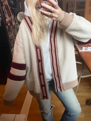 Teddy jacka  - Säljer denna villa teddyjacka perfekt till våren🌸