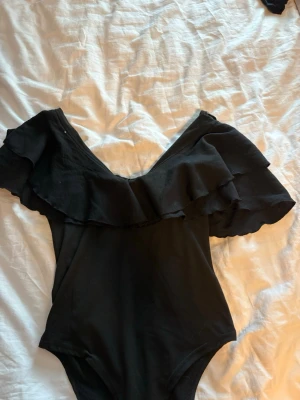 Svart off shoulder body  - (Utförsäljning av alla mina kläder, så priset jag lägger ut för gäller, och inget lägre)