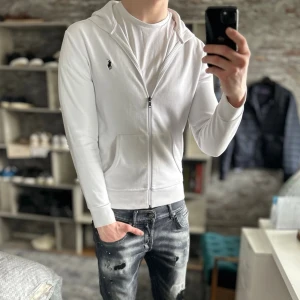 RL ziphoodie - Ok skick, smutsig och nopprig. Passar dig som är mellan 165-175cm ungefär. Nypris ca 2500kr. Modellen är 185 cm, 75kg. Passar bra nu till våren! Skriv för mer information!🤝