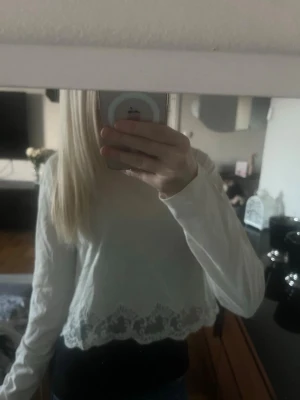 Spets topp - Tunn långärmad topp. Ny med prislapp. Köptes på asos. 