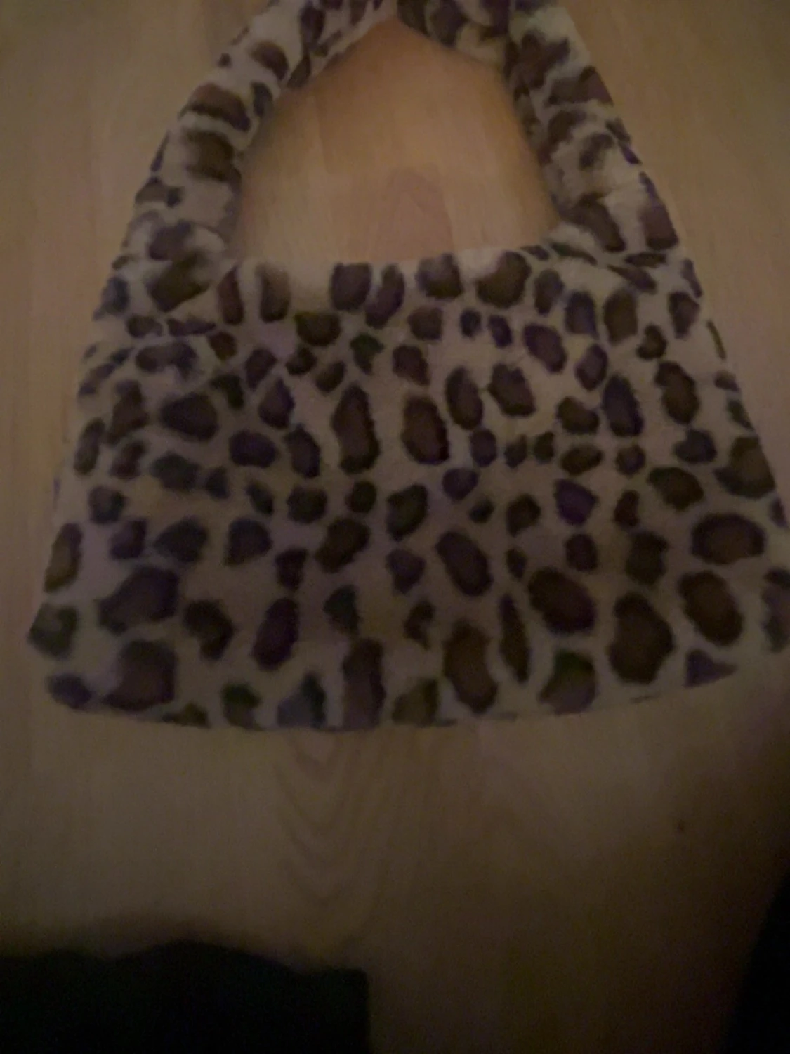 Leopardmönstrad fluffig handväska - 1