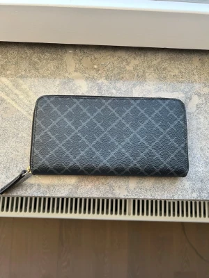 Malene Birger plånbok  - Intressekoll på min Malene Birger plånbok! Blev inte riktigt som jag tänkt. Jättefin men tänkte att den skulle funka lite som en clutch men var lite för liten för min smak. Köpte den på Vinted, vet ej hur använd den är. Har själv bara haft den i min väska som plånbok. Ser ny ut enligt mig, förutom att användning syns ytterst lite på dragkedjan. Priset är lagt där endast för att man måste ha ett pris på annonsen, så ge mig prisförslag!