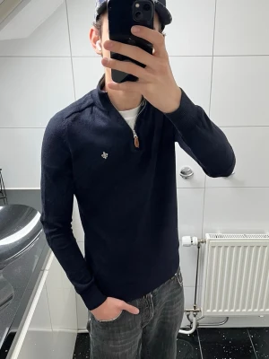 Mörkblå merinoullströja Morris - Mörkblå stickad tröja från Morris i 100% merinoull. Tröjan är i riktigt bra skick och har knappt tecken på användning. Storlek XS men kan passa som S, Jag själv är 179 och den sitter perfekt. Hör av er vid minsta funderingar!