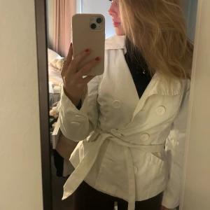 Vit jacka/kappa med knytskärp - Jättefin vit kappa med knytskärp 🤍