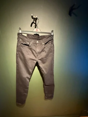 Svarta Levi's 502 - Säljer ett par svarta jeans från Levi's som är tapered fit. Säljer eftersom jag råkade beställa fel storlek och har glömt att lämna tillbaka, köptes i november föra året men knappt använda! W34 L32 