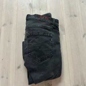 Svarta jeans från G-Star RAW - Säljer ett par svarta jeans från Dondup. Jeansen har en diskret logga på bakfickan och röd detalj på bakre linningen. Materialet är mjukt denim som ger en avslappnad look.