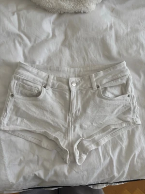 Vita denimshorts från Divided - Super våriga och somriga shorts från H&M! 💞 De är lågmidjade/på gräns till mid waist, super bekväma och stretchiga 