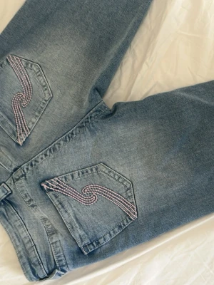 Low waist bootcut jeans  - Relativt nya jeans då jag enbart använt dom ett fåtal gånger. Det finns en liten fläck vid benet som man ser på bilden men går säkert jätte lätt att få bort. 