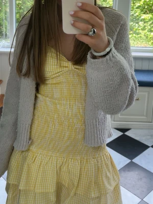 Populär Gul volangklänning - Söt gul- och vitrutig kortklänning med volanger och smock. Knappt använd då för liten! Säljer för 600 men pris kan diskuteras!💕💕