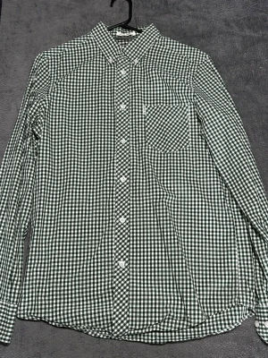 Ben Sherman Shirt – Green Gingham – Long Sleeve – Size S - Långärmad skjorta från Ben Sherman i klassiskt grön/vitt gingham-mönster.  Ren brittisk stil, perfekt för vardag eller smart casual.  Detaljer • Ben Sherman • Långärmad • Gingham (grön/vit) • Button down • Storlek S  📦 Snabb frakt 💬 Hör av dig vid frågor