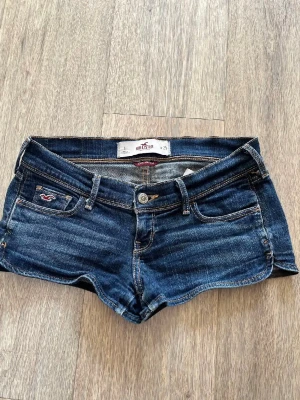 Lågmidjade jeansshorts från Hollister - Jättefina shorts som passar till personer som älskar LÅGmidjat! Fina detaljer på fickorna:) Perfekta till sommaren och lätta att matcha med olika toppar.