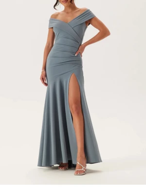 Ljusblå offshoulder långklänning - En ljusblå offshoulder klänning med slits, använt 1 gång som bal klänning. Jättebra skick och sitter jättefint 