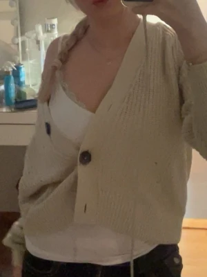 Beige kofta  - Jättefin och mysig beige kofta från Lindex. Använd fåtal gånger och i väldigt bra skick. Storlek 158/164, men passar/sitter som XS/S.